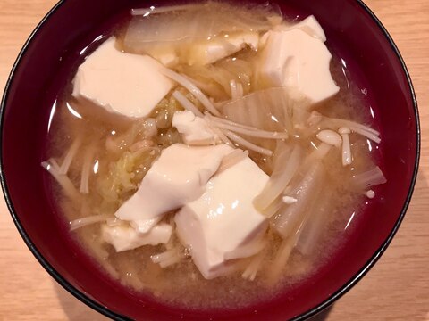 白菜入り豆腐とえのきの味噌汁